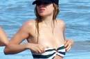 Avril Lavigne muestra un seno en la playa