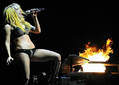 Lady Gaga celebra sus 13 millones de discos vendidos encendiendo su piano