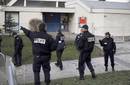 Francia: Un joven armado con espadas secuestra a varios niños