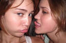 Miley Cyrus y Emily Osment ¿A los besos?