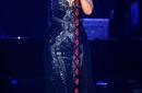 Video: Christina Aguilera cae en los Grammy 2011