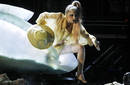 Vídeo: Lady Gaga sale de un huevo y presenta 'Born this way' en los Grammy