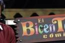 Eugenio Derbez muestra la placa del 'Bicentenorio cómico'