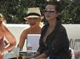 Christina Aguilera y Kim Kardashian toman sol juntas