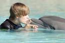 Justin Bieber juega con delfines en Bahamas
