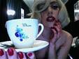 Lady Gaga, en 'topless' en Twitter para mostrar una polémica taza