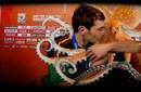 Iker Casillas le dio un beso al pulpo Paul