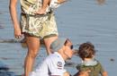 Jennifer Lopez y Marc Anthony juegan con sus hijos en la playa