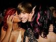 Justin Bieber recibe besos por partida doble de Rihanna y Katy Perry