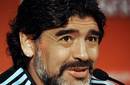 Diego Maradona se postula para dirigir al Aston Villa