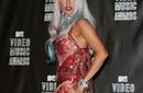 Lady Gaga lució vestido hecho con carne argentina