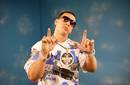 Daddy Yankee autografía disco de minero chileno