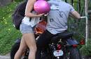 Vanessa Hudgens y Josh Hutcherson salen a pasear en moto