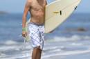 Fotos de Jake T. Austin surfeando en Hawai