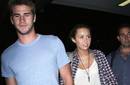 Miley Cyrus y Liam Hemsworth de la mano en el aeropuerto de Los Angeles