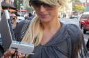 Paris Hilton se pasea por las calles sin brassiere