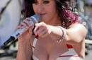 Katy Perry puso en aprietos a un antiguo compañero cuando actuó en su ex escuela