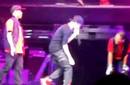 Vídeo: Justin Bieber detiene su actuación por un ataque de risa