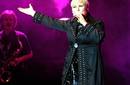 Rosa López celebra cumpleaños en el escenario