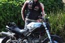 Adrien Brody posa junto a su moto