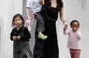 Angelina Jolie y sus hijos juegan con sangre artificial