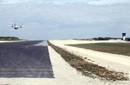 Un hombre invade una pista y para un avión para que lo lleve a su ciudad