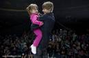 Justin Bieber sube al escenario a su hermana menor
