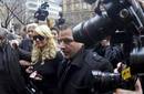 Paris Hilton asiste a un acto benéfico y este termina con una fotógrafa acusada de desorden