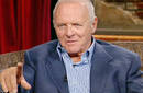 Anthony Hopkins llega a EU con 'You Will Meet a Tall Dark Stranger'