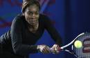 Venus Williams sufre en Australia pero avanza con Wozniacki y Henin