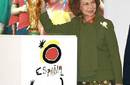 Reina Sofía posa con la copa mundial en inauguración de Fitur