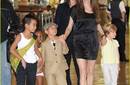 Angelina Jolie duerme con sus hijos
