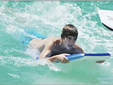 Justin Bieber surfea en una playa de Barbados