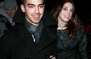 Joe Jonas le regala una pulsera por su 24 cumpleaños a Ashley Greene