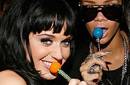 Katy Perry quiere a Rihanna desnuda para su despedida de soltera