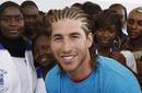 Sergio Ramos llevó ayuda a Senegal y mostró su nuevo look