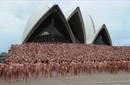 Los desnudos masivos de Tunick, en Francia