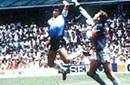 Maradona bromea con el gol de Luis Fabiano: 'Fue con el brazo de Dios'