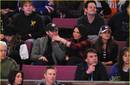 Fotos: Olivia Munn y Matthew Morrison besandose en el partido de los Rangers