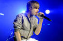 Justin Bieber contento con su figura de cera