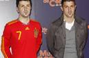David Villa y Andrés Iniesta posan junto a sus 'gemelos'