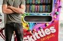 Joe Jonas tiene una máquina de caramelos Skittles