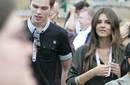 Victoria Justice y Nicholas Hoult en un club de tenis