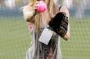Avril Lavigne juega béisbol en en el partido de los Dodgers vs Giants