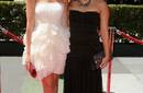Nicole Anderson y Chelsea Staub en los Emmy Awards 2010