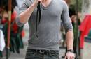 Kellan Lutz es regañado por su madre