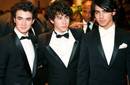 Los Jonas Brothers son premiados con el galardón 'Chris Geucius Celebrity Award'.