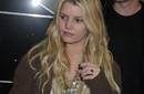 Jessica Simpson luce orgullosa su anillo de compromiso