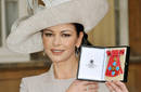 Catherine Zeta Jones fue condecorada en Reino Unido