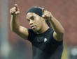 Ronaldinho hace las paces con los hinchas del Barcelona